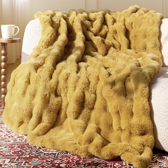 Ultra Soft Cozy Faux Fur Throw Blanket - Picture 1 of 9